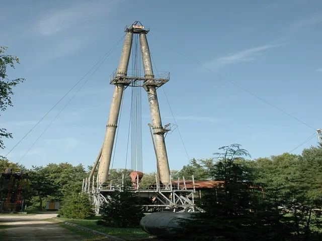 Történelmi fából épített fúrótorony a Magyar Olajipari Múzeumban, Zalaegerszegen